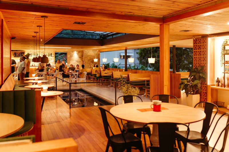 Wing Snob restaurant dining interior lounge