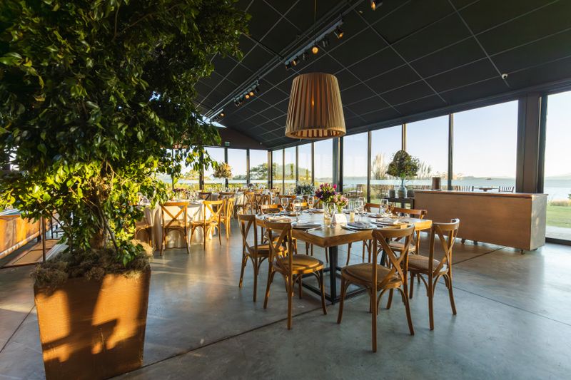 Wing Snob main dining hall restaurant interior